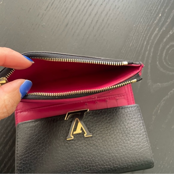 Louis Vuitton Capucines Compact Wallet - Picture 4 of 7